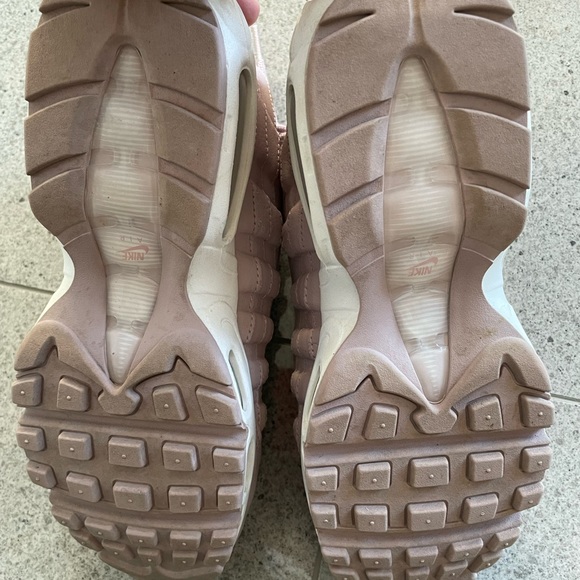 Nike - Picture 4 of 5